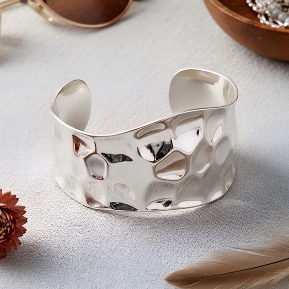 🆕️Hammered Texture Cuff Bracelet 18K White Gold Plated Chic Statement Jewelry - Picture 1 of 11
